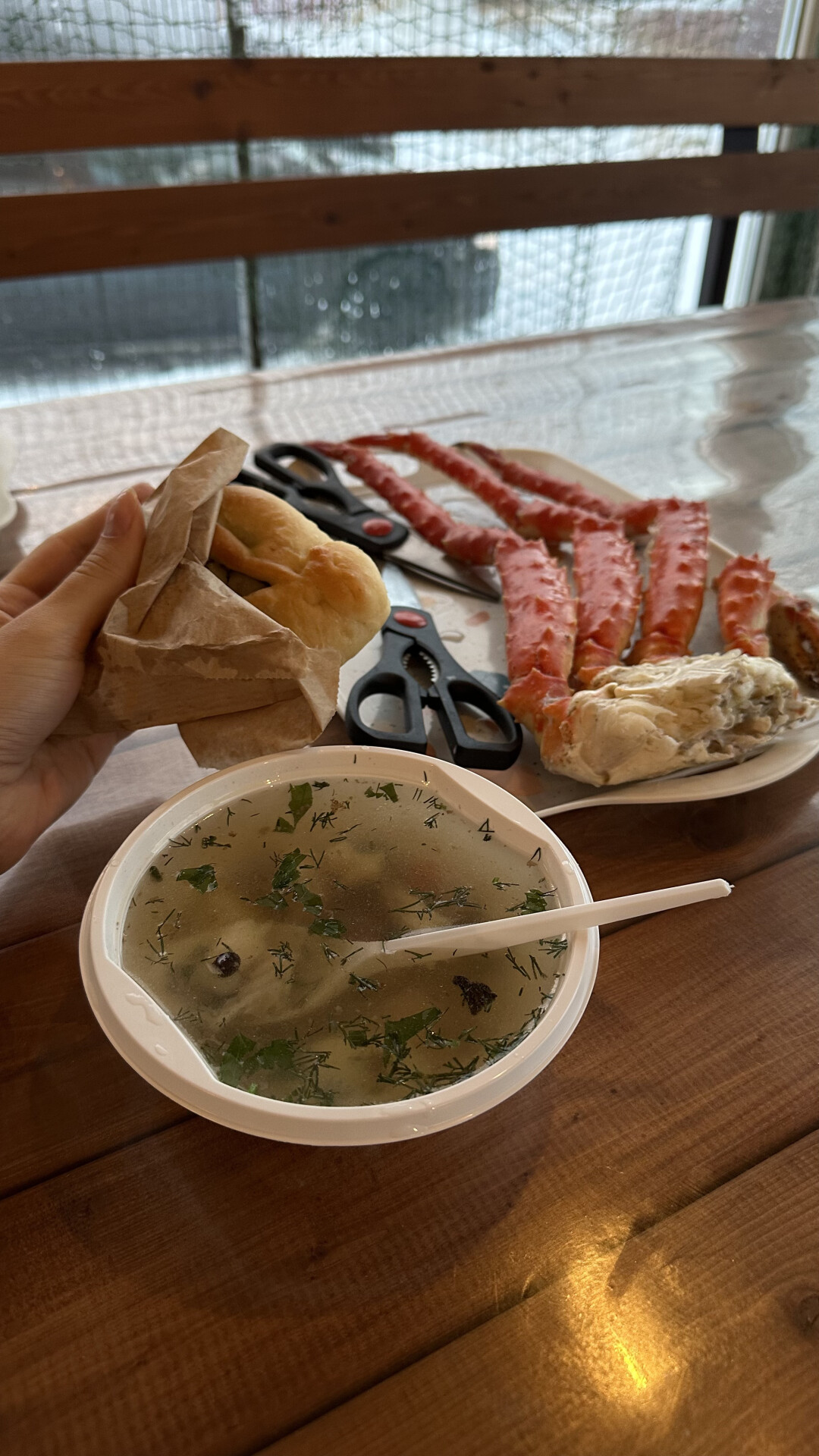 Краб за 350 рублей в столовой в селе Лодейное