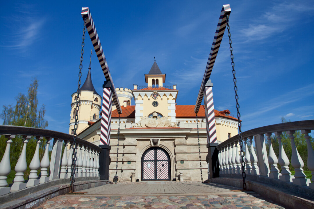 Семь отелей и баз отдыха недалеко от Петербурга: от замка в Павловске .