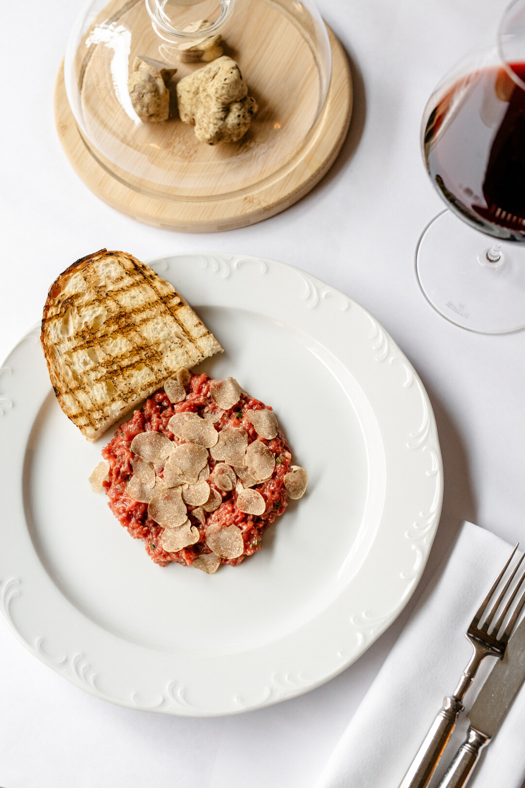 Тартар с белым трюфелем в Probka