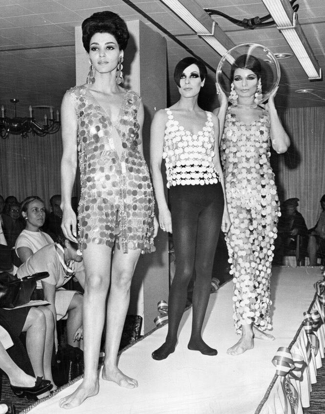 «12 неносибельных платьев из современных материалов», Пако Рабан