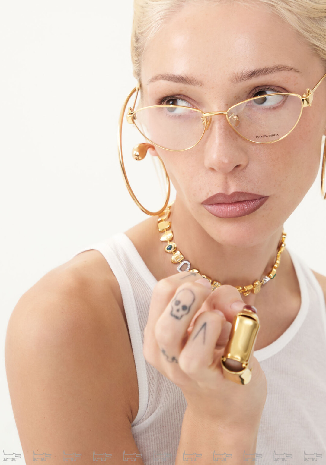 Настя  Ивлеева. На Насте: очки BOTTEGA VENETA, серьги GUCCI, серьги-обручи HUGO KREIT, кольцо SCHIAPARELLI, ожерелье MEDEA, майка SAINT LAURENT