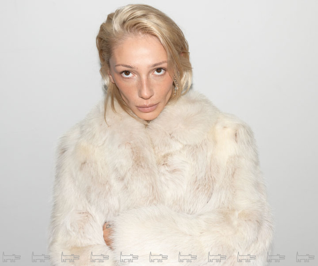 На Насте: винтажная шуба (Cream), клипса GUCCI