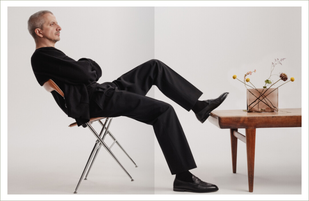 Кардиган MM6, джемпер и лоферы BRUNELLO CUCINELLI, брюки DRIES VAN NOTEN (все ЦУМ)