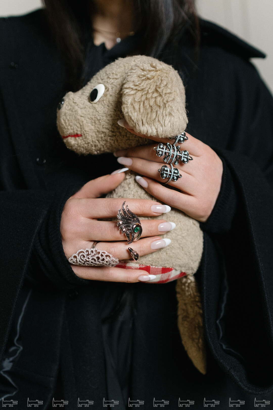 Кольцо CASATO, кольца NIKOS KOULIS и пес Щенок — любимая детская игрушка и оберег Анастасии: его подарил мальчик на первый в жизни день рождения