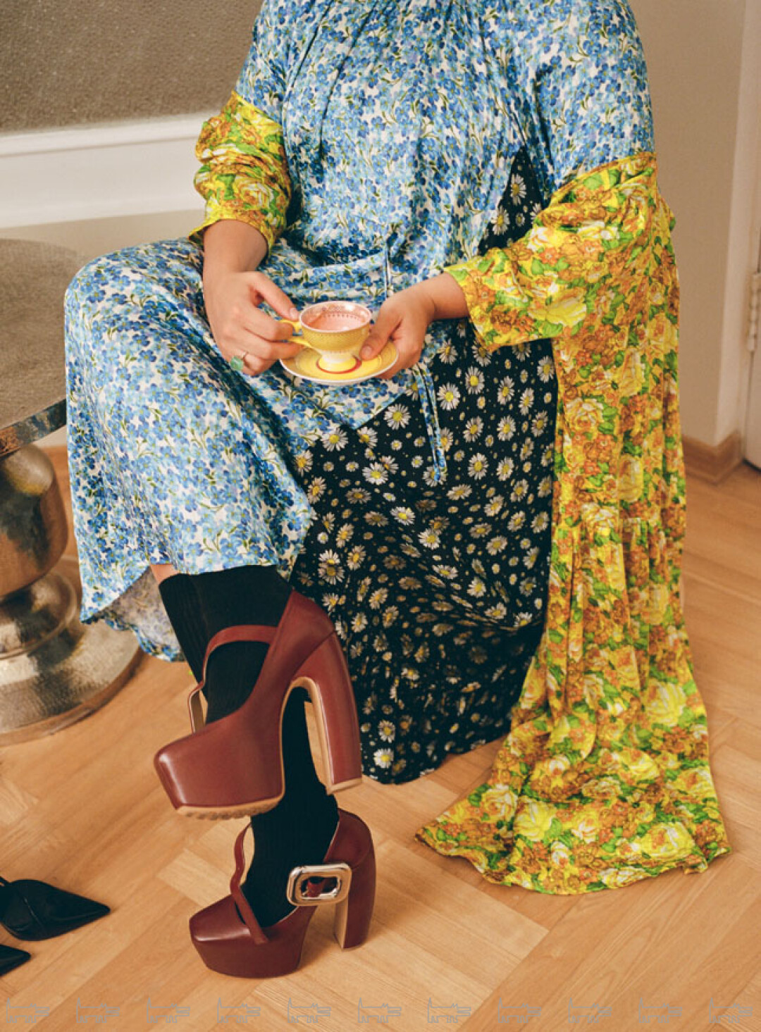 Нино пьет кофе в платье VETEMENTS, туфлях BOTTEGA VENETA