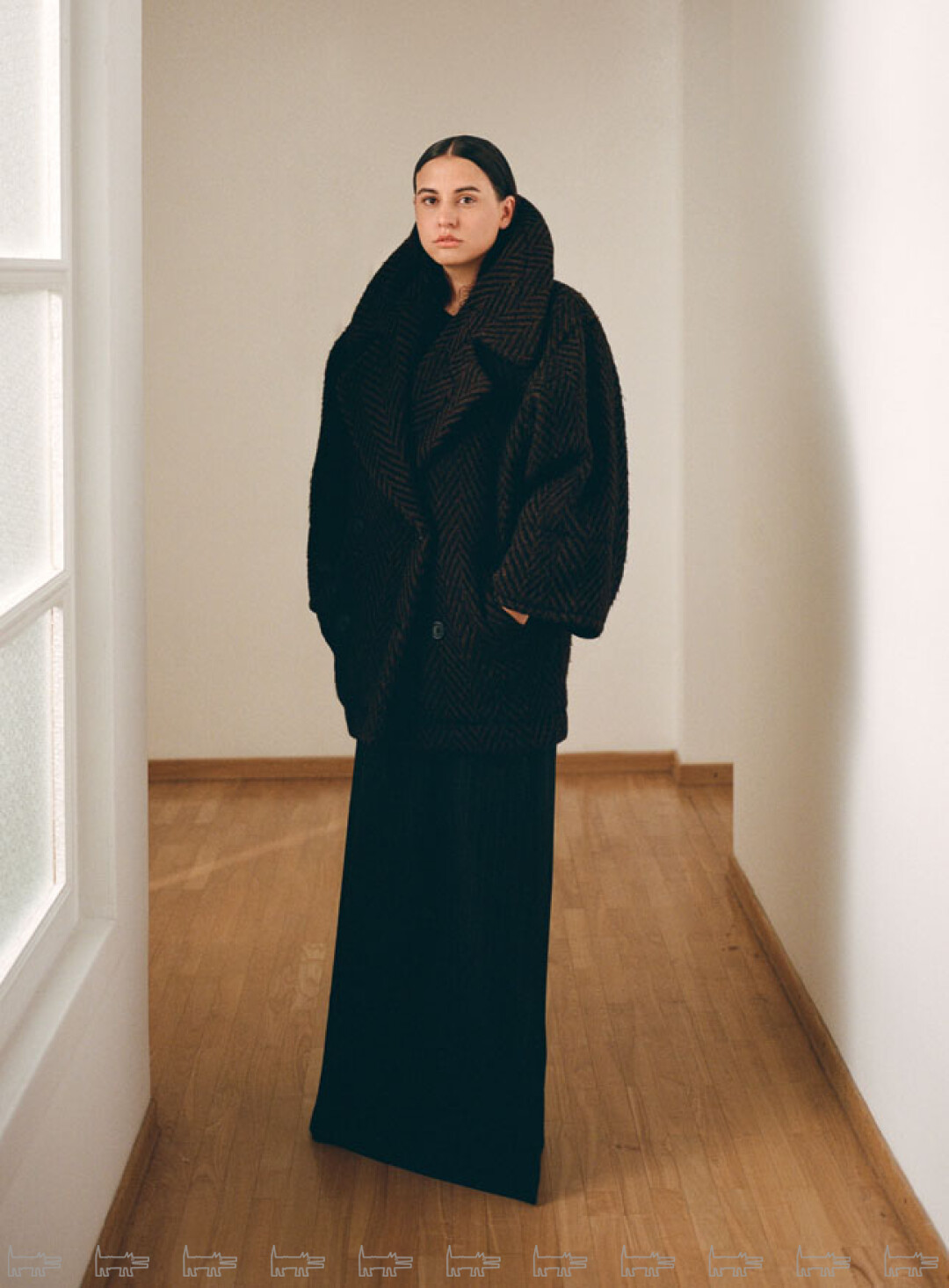 На Нино винтажное пальто ALAÏA, брюки USHATÁVA