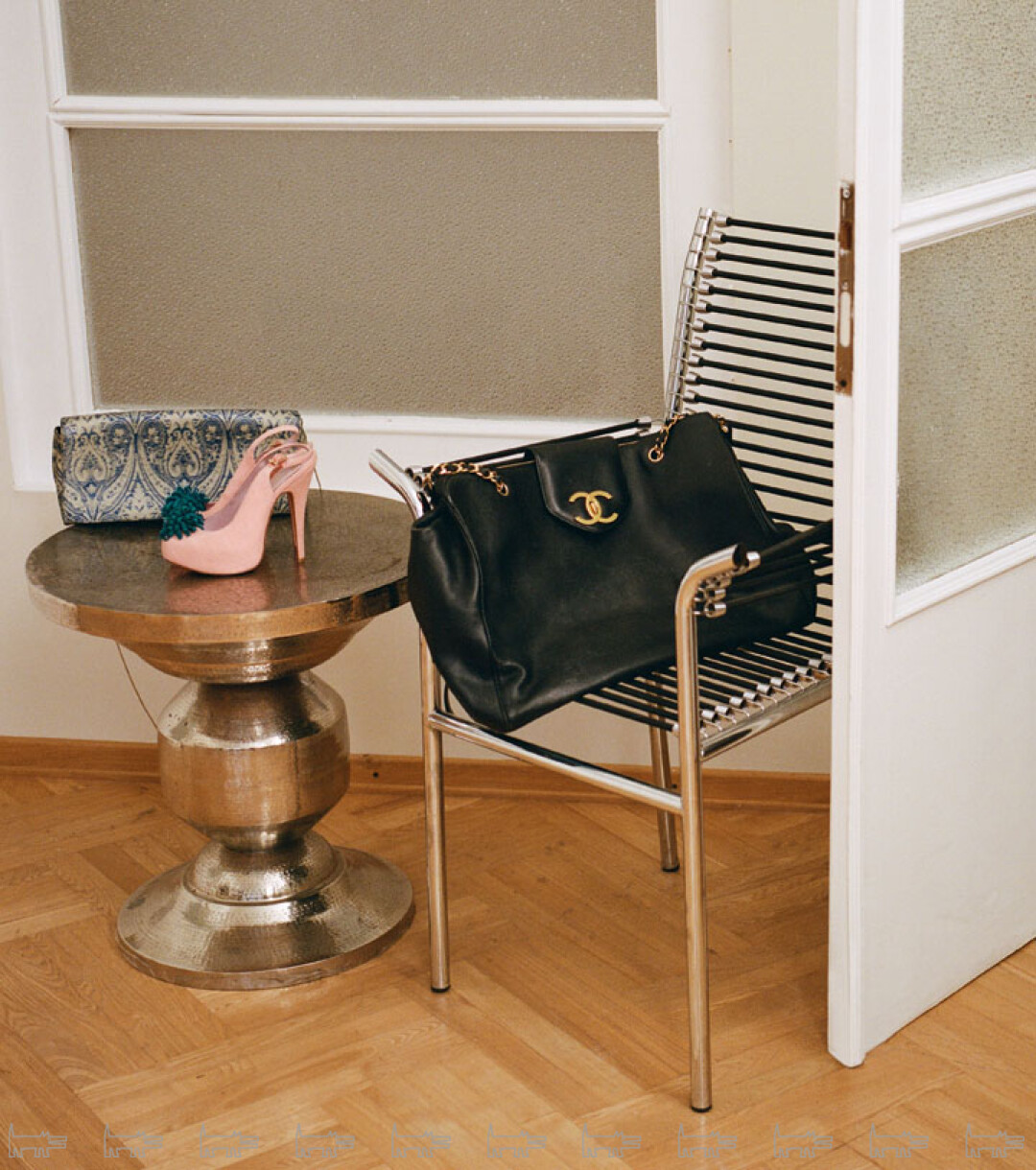 Сумка Chanel, туфли Vivienne Westwood, клатч Dries Van Noten