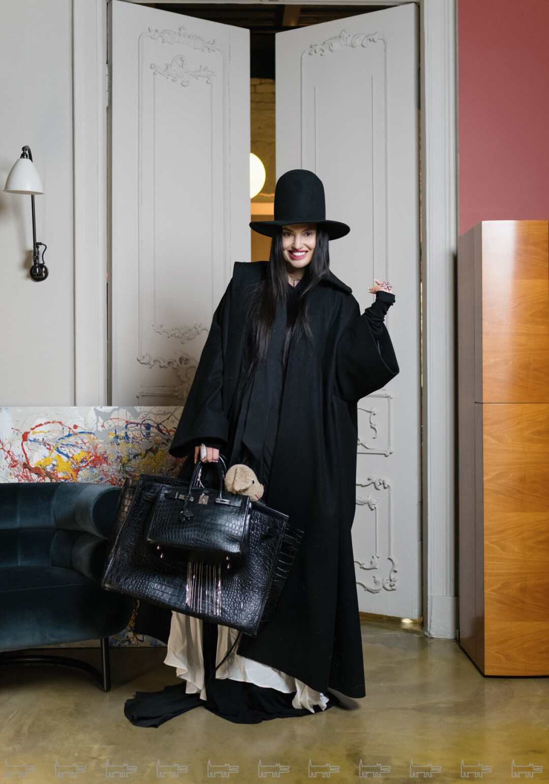 На Анастасии: ляпа R13, пальто USHATÁVA (купленное специально для бесконечной лестницы Парижской оперы), колье MIZUKI, кольца CASATO и NIKOS KOULIS