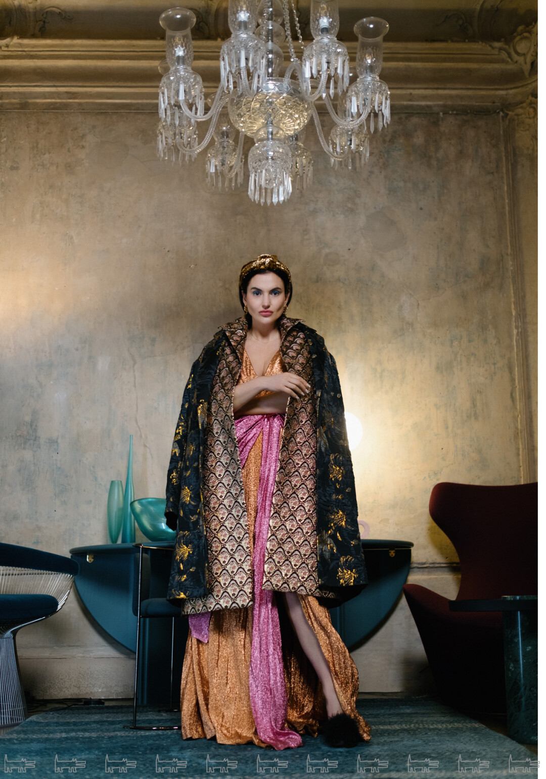 На Анастасии: серьги VENYX WORLD, обруч LIKE AN ART, пальто ROCHAS, пальто DRIES VAN NOTEN, платье GUCCI, туфли VALENTINO. Люстра ROYAL APOLLO (Saint