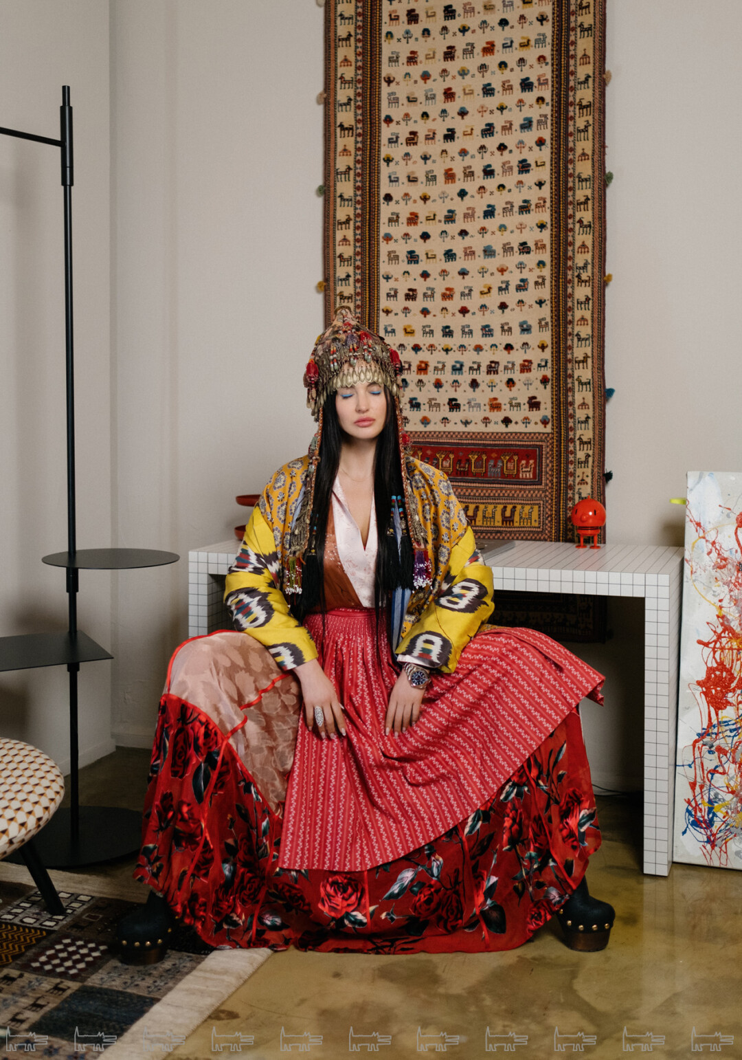 На Анастасии: бедуинский шлем был куплен в Египте при полудетективных обстоятельствах в конце 1990-х и с тех пор часто носится. Платье, юбку и халаты