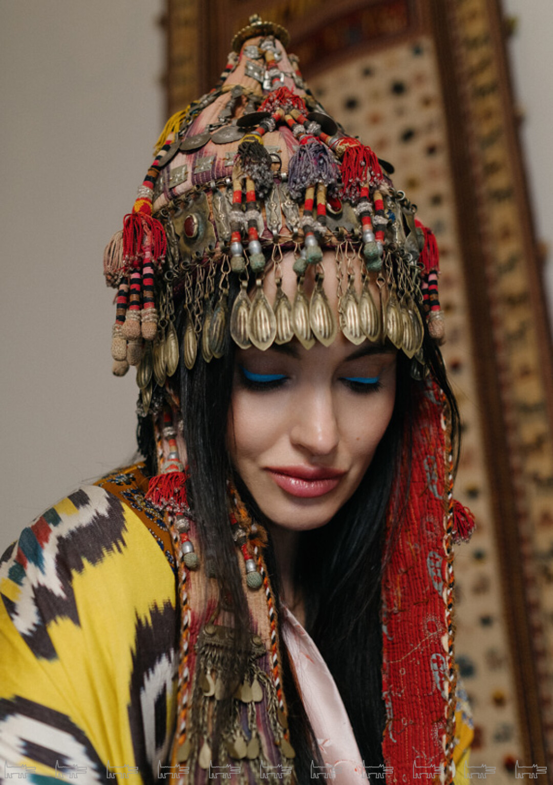 На Анастасии: бедуинский шлем был куплен в Египте при полудетективных обстоятельствах в конце 1990-х и с тех пор часто носится