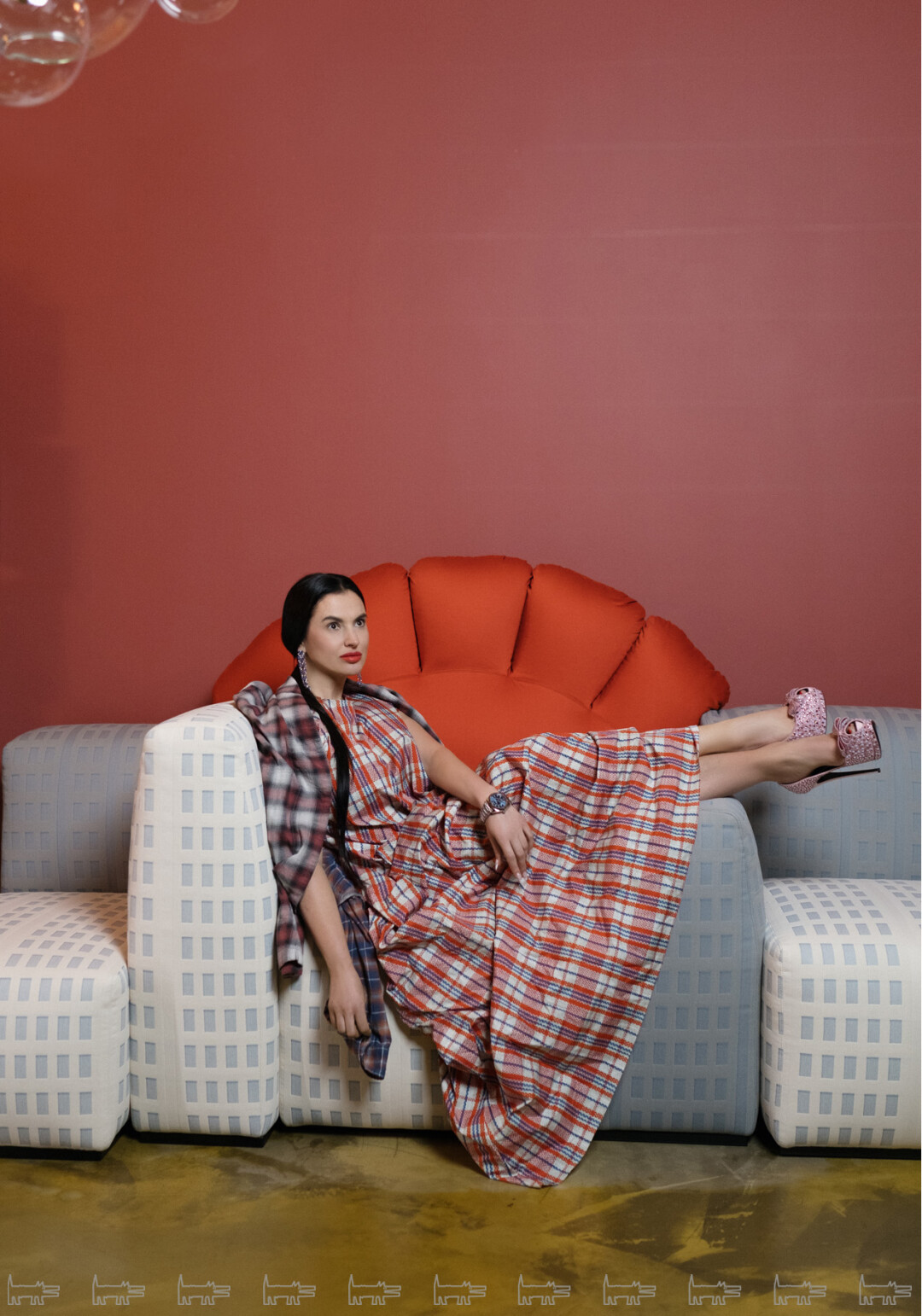 На Анастасии: серьги MERCURY, коллекция Color, платье VETEMENTS, рубашка MIHARA YASUHIRO, туфли PHILIPP PLEIN. Модель дивана TRAMONTO THE NEW YORK