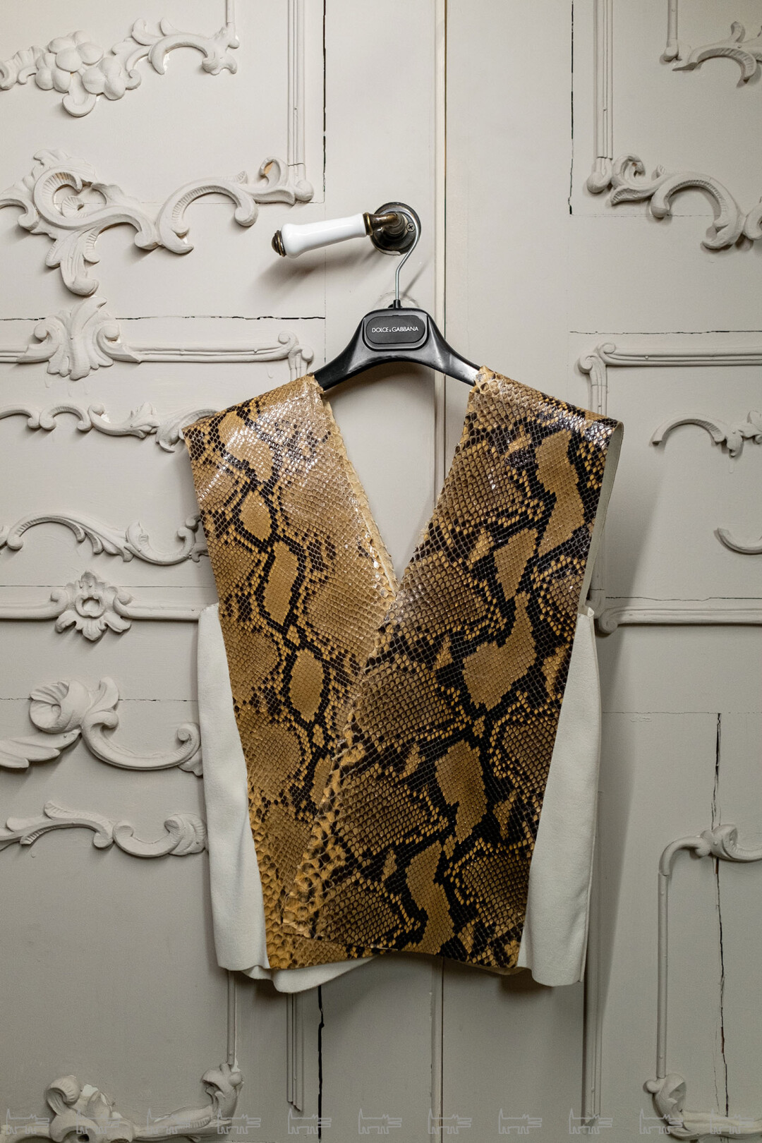 Жилет Old Celine с отделкой из питона живет в гардеробе из любви к эстетике Фиби Файло