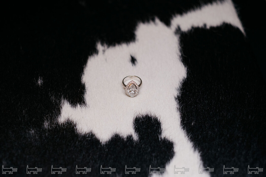 Кольцо с грушевидным 6-каратным бриллиантом Анастасия нашла в бокале шампанского на день рождения