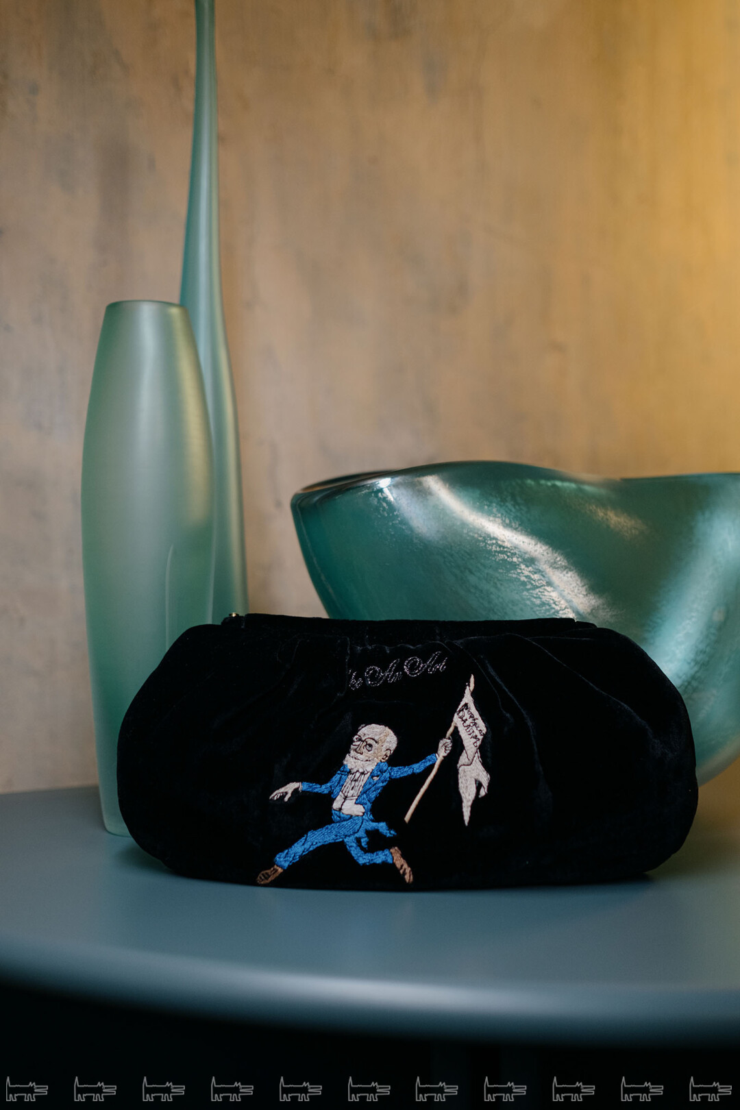 На театральном клатче Like an Art вышит Мариус Петипа. Он бы оценил вазы из муранского стекла Arcade Murano из «Галереи дизайна | bulthaup»