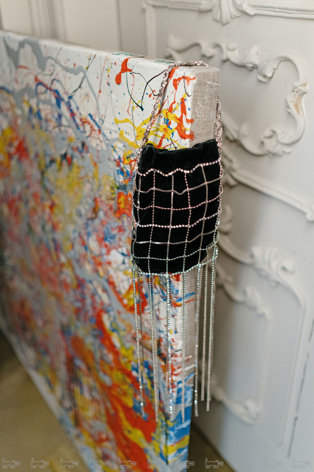 Картину «1/4 Красный» Анастасия написала в стиле аналитического абстрактного экспрессионизма. И на ее фоне сумочка Dolce & Gabbana сразу тоже