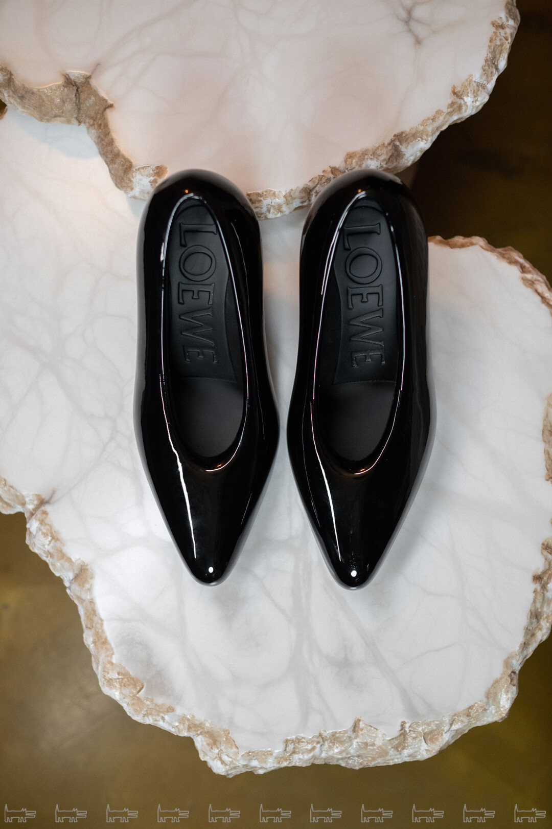 За туфлями Loewe, расположившимися на кофейных столиках Cicladi от Edra, была устроена настоящая охота. В итоге приехала пара черного цвета – с