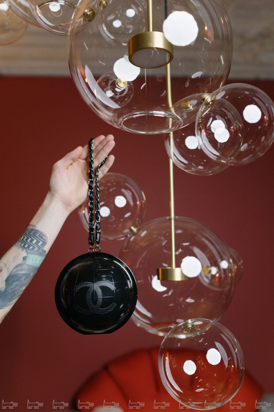 Клатч Chanel вписался в геометрию светильника Giopato & Coombes