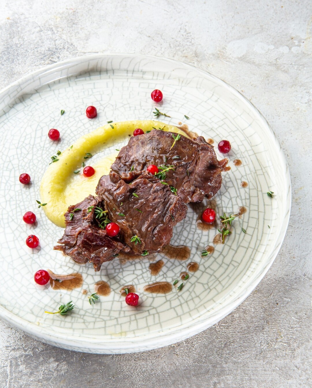 Щечки теленка с антоновскими яблоками и брусникой