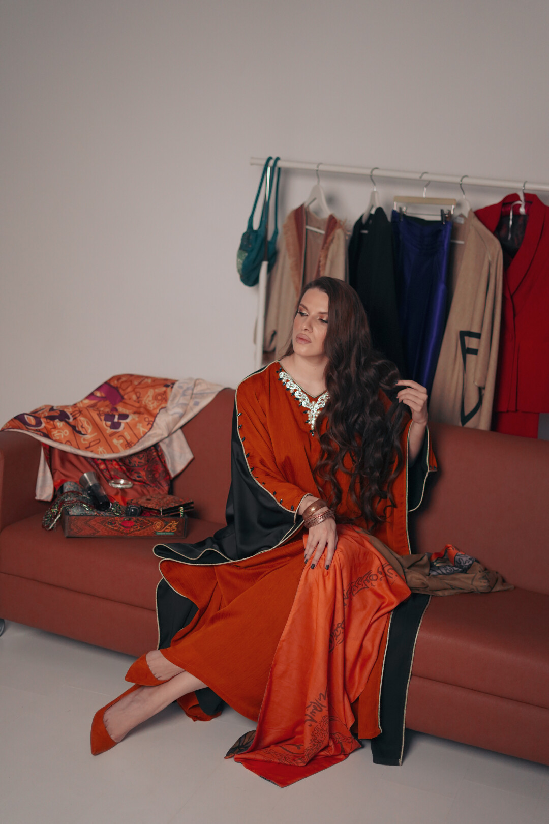 Абайя с ручной вышивкой Kajal, платки Mehdi Taghechian Creative House, браслеты из индийской лавки, туфли Mango