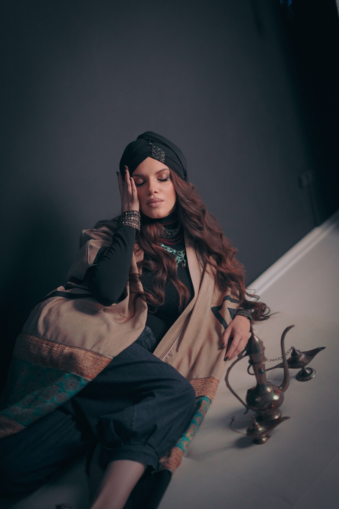 Шаровары Benetton, кафтан Kajal, винтажное колье Heidi Daus