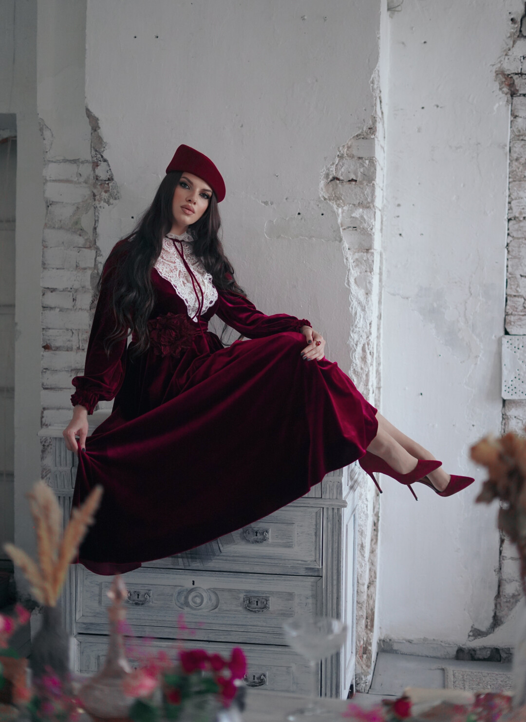 Платье сшито по индивидуальному заказу, шляпка Love hats