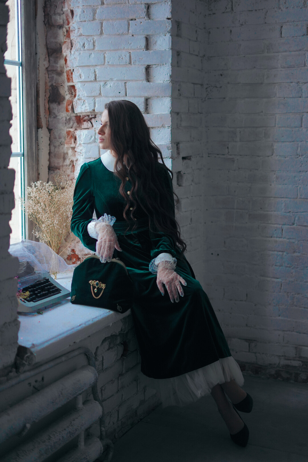 Платье и сумка сшиты по индивидуальному заказу, винтажная брошь без маркировки, перчатки Vua-Lya