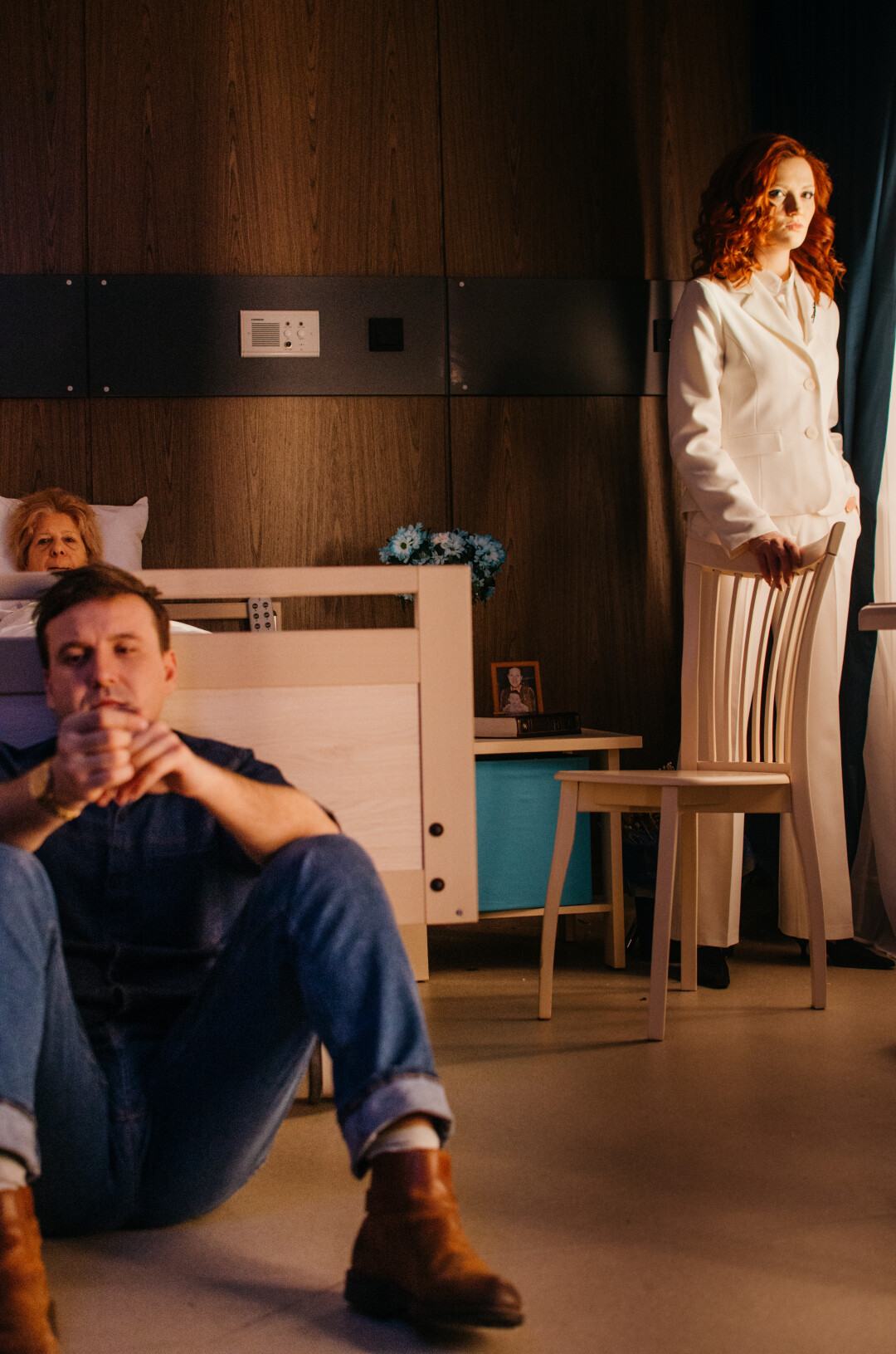 Актеры Руслан Катеринчук, Ольга Лопухова и Анастасия Речистер во время съемки сцены «Появление Фемиды»