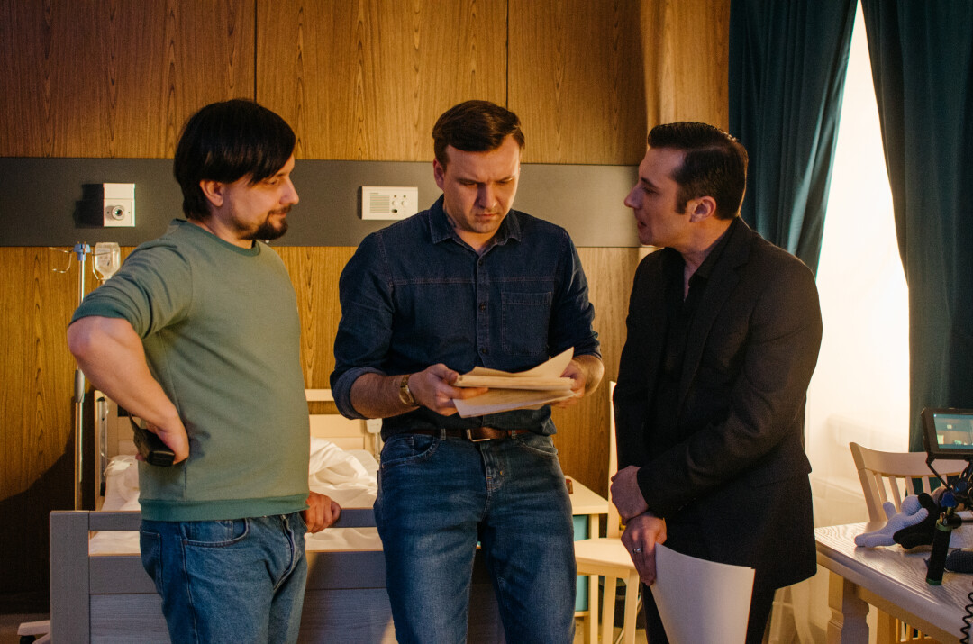 Актеры Руслан Катеринчук и Константин Шелягин обсуждают с Рузилем сцену