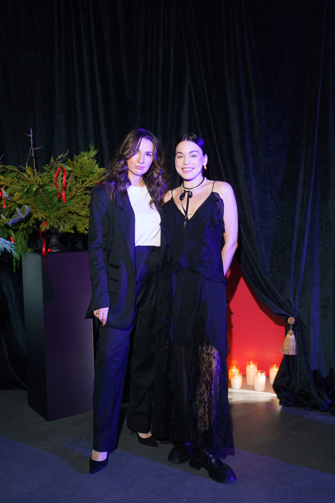 Суретшілердің порнографиялық суреттері Порно латекс белбеу үстемдігі