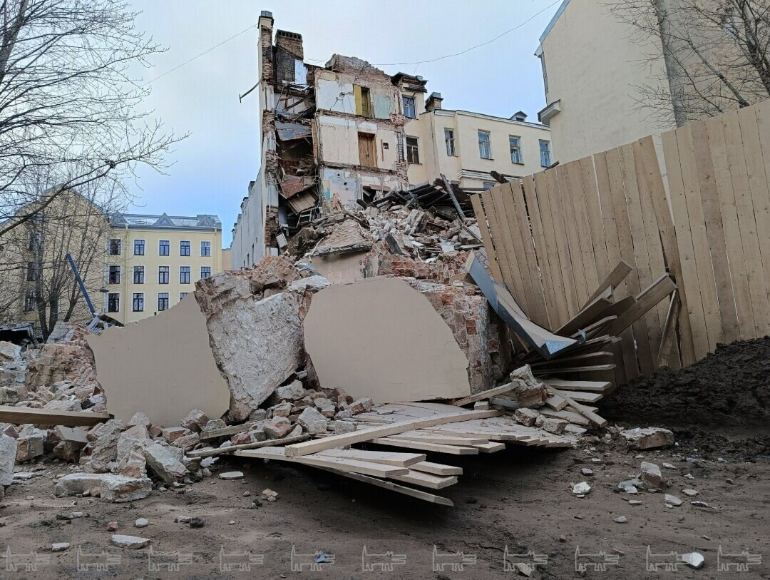 В центре Петербурга обрушился жилой дом XIX века постройки! Как это  случилось и что известно на данный момент? | Sobaka.ru