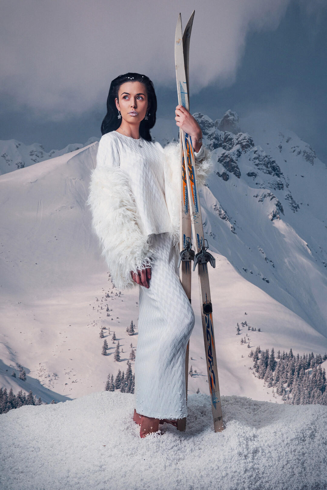 АЛЕКСАНДРА ЛИХОДИЕВСКАЯ, дизайнер декоративных украшений Бомбер, юбка, шуба A.CLEO Серьги, колье SWAROVSKI