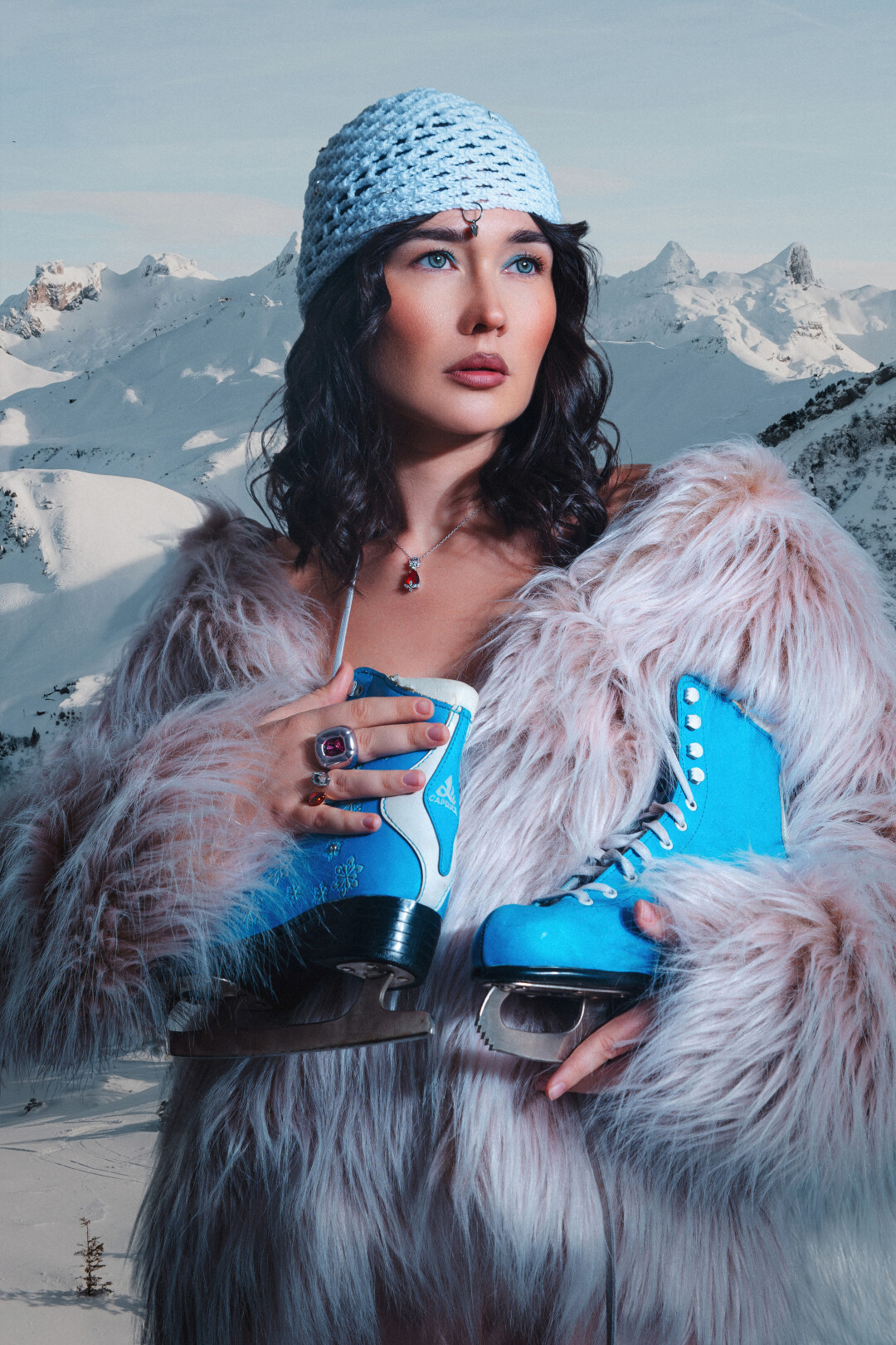 АЛЕКСАНДРА ЖАРКИХ, менеджер журнала «Ирк.Собака.ru», предприниматель в сфере клининга, модель Шапка, шуба A.CLEO Колье, кольца SWAROVSKI