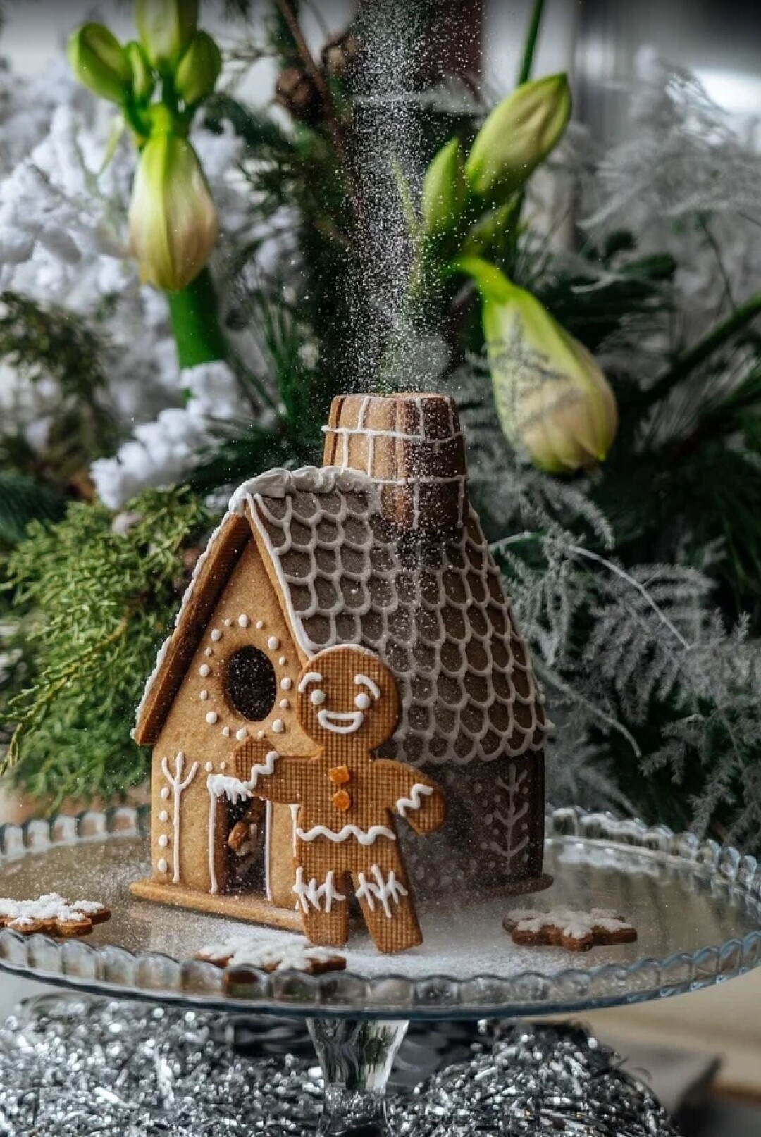 Faces Для маленьких гурманов приготовили имбирный домик с печеньем и маршмеллоу, а для взрослых — новогодний бокс и большой штоллен.