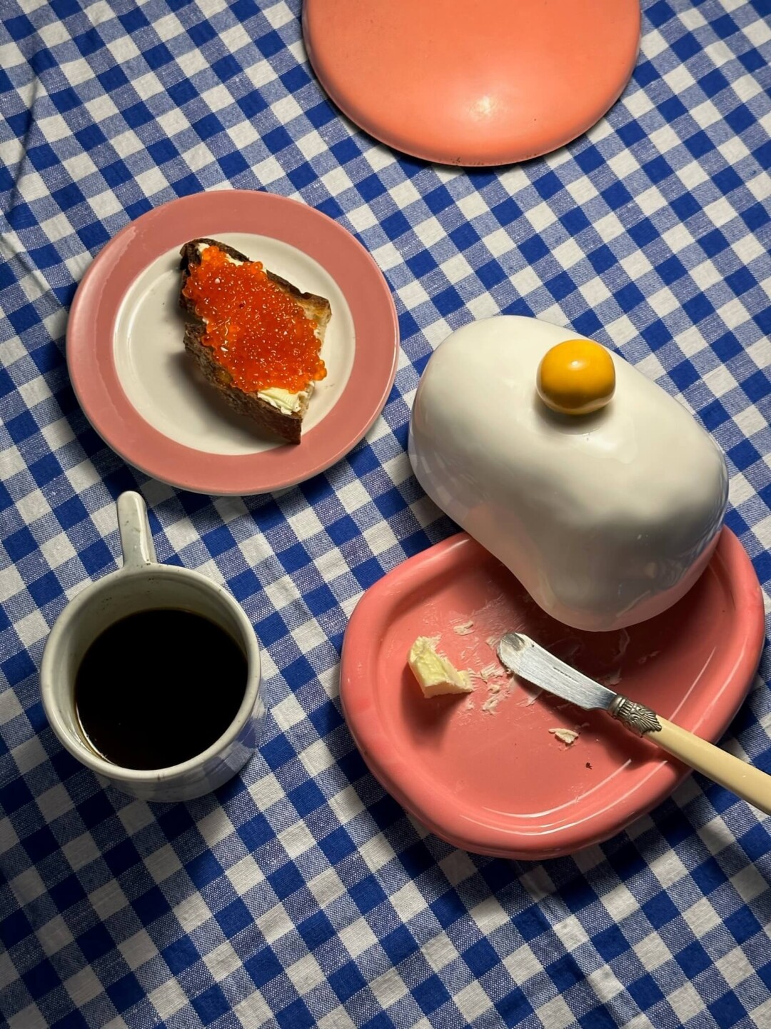 Eggsellent Одна из основательниц проекта, Полина Юрова, сделала эту полуфарфоровую масленку для себя, но та вызвала такой фурор в социальных сетях