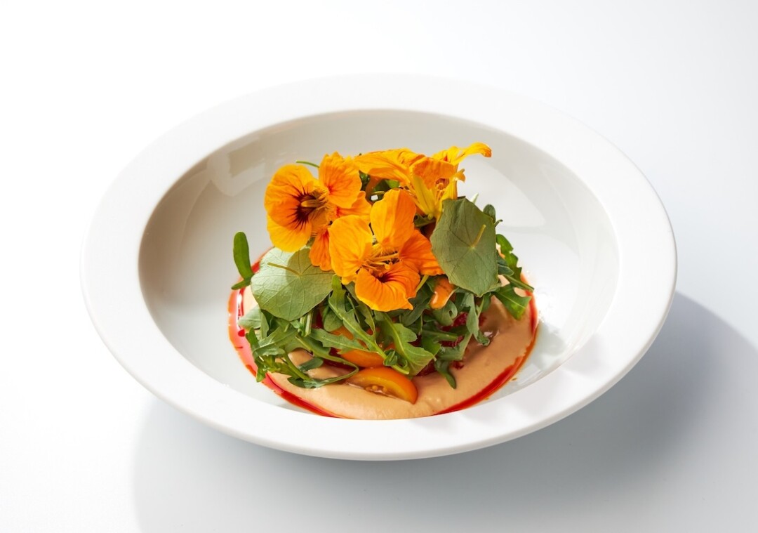 Томатный салат с кремом и мякотью купуасу