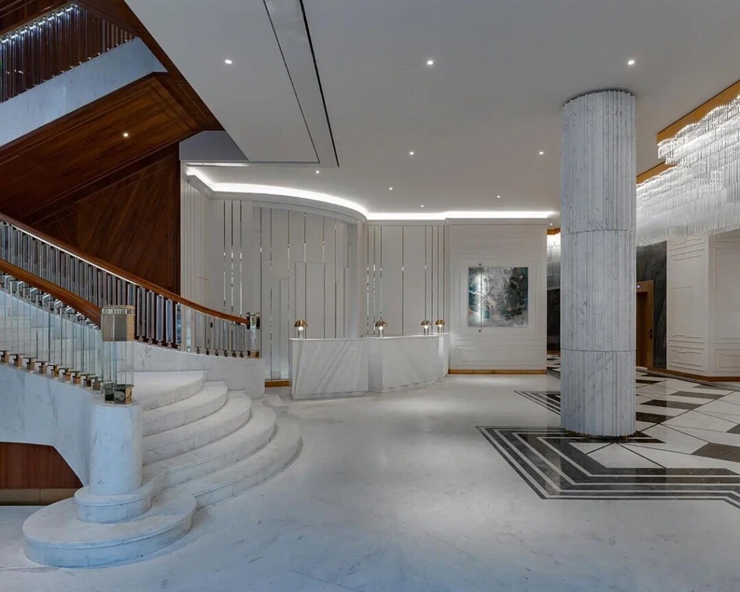 В зал Imperial Plaza ведет мраморная лестница