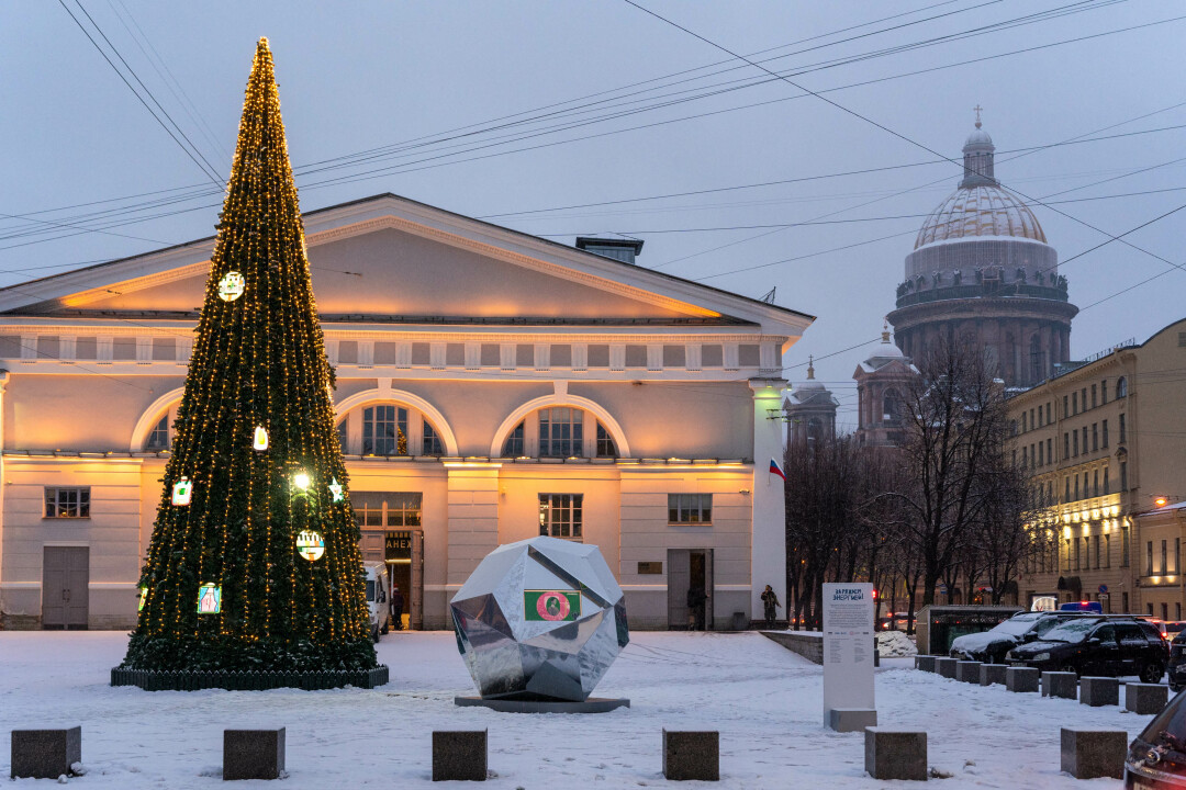 На площади у «Манежа» установили инклюзивную новогоднюю елку | Sobaka.ru