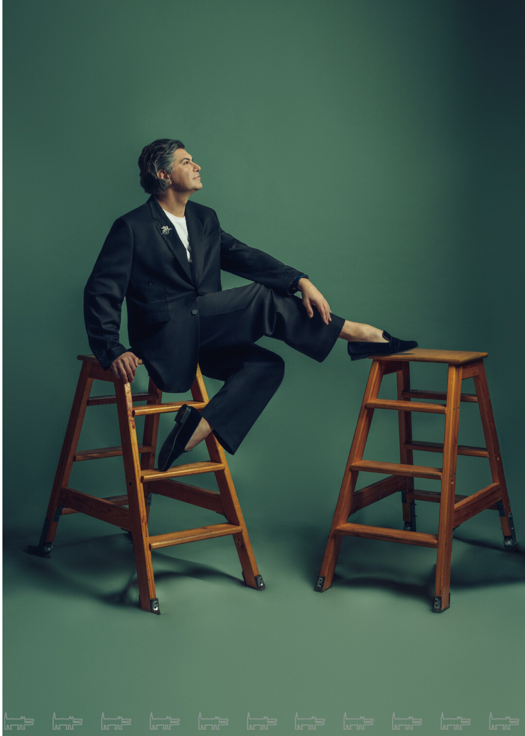 На Николае: брошь ALROSA DIAMONDS, костюм USHATAVA, футболка LIME, обувь HOUSE OF LEO