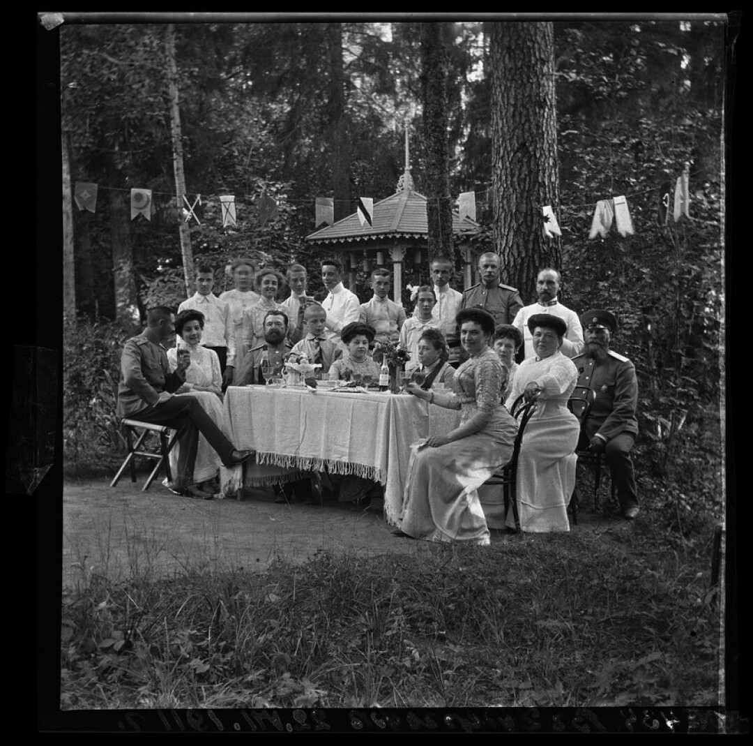 К.И. Коссе. Карл Иванович с супругой и гостями за накрытым столом на даче в Дудергофе. Санкт-Петебургская губерния. 1911.