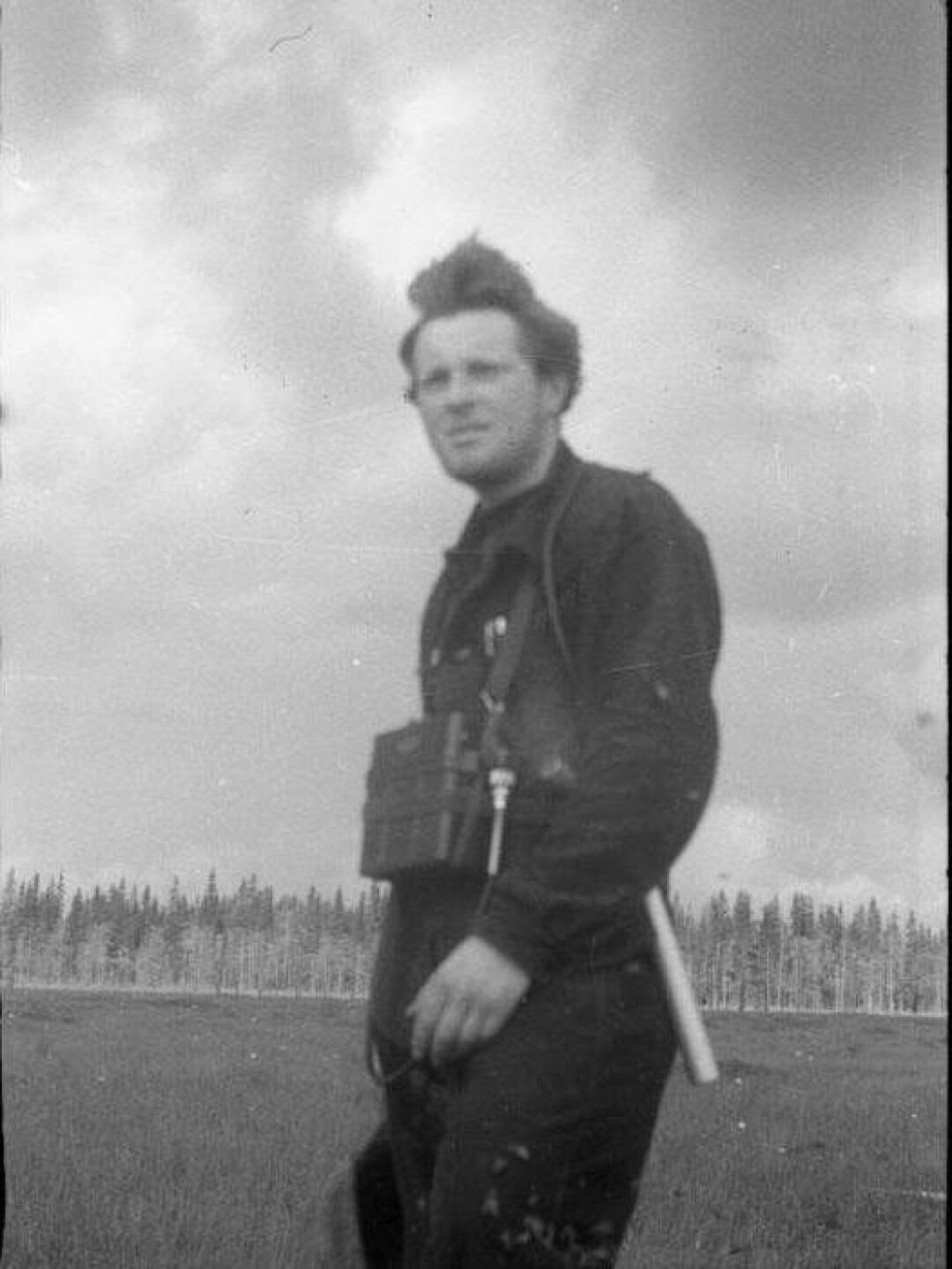 Иосиф Бродский в экспедиции в 1957-1958 годах в Архангельской области. Подпись на обороте: «Разведчик недр с прибором Гейгера». Из собрания музея Анны