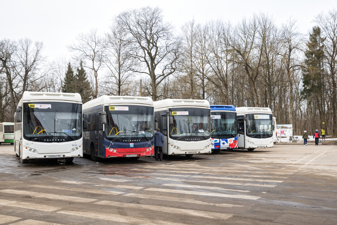 Автостоянка автобусов. Стоянка автобусов. К 100 автобус Гатчина. Парковка для автобусов. Стоянка автобусов Москва.