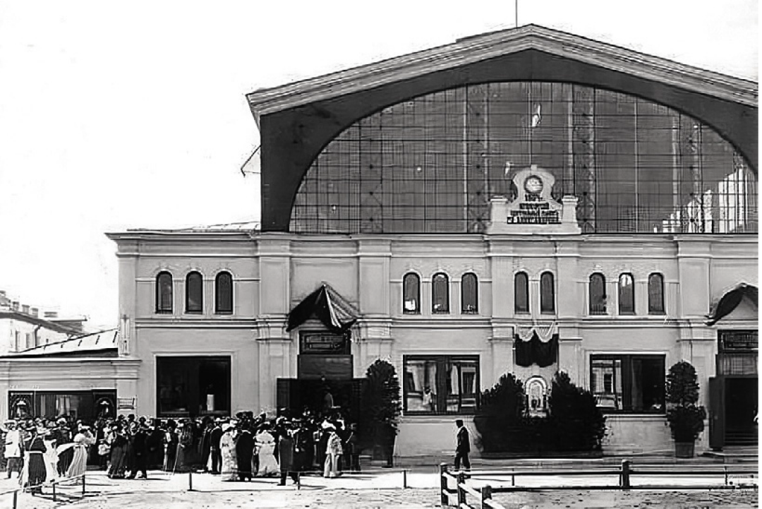 Центральный рынок — сегодня пятый павильон «Ленфильма» — был открыт в 1904 году. В нем поместились 200 лавок и магазинов. В 1930-е рынок, как и все