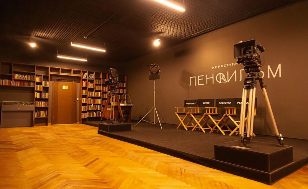 В главном корпусе «Ленфильма» открыты музей киностудии, кинотеатр, книжный магазин и кафе