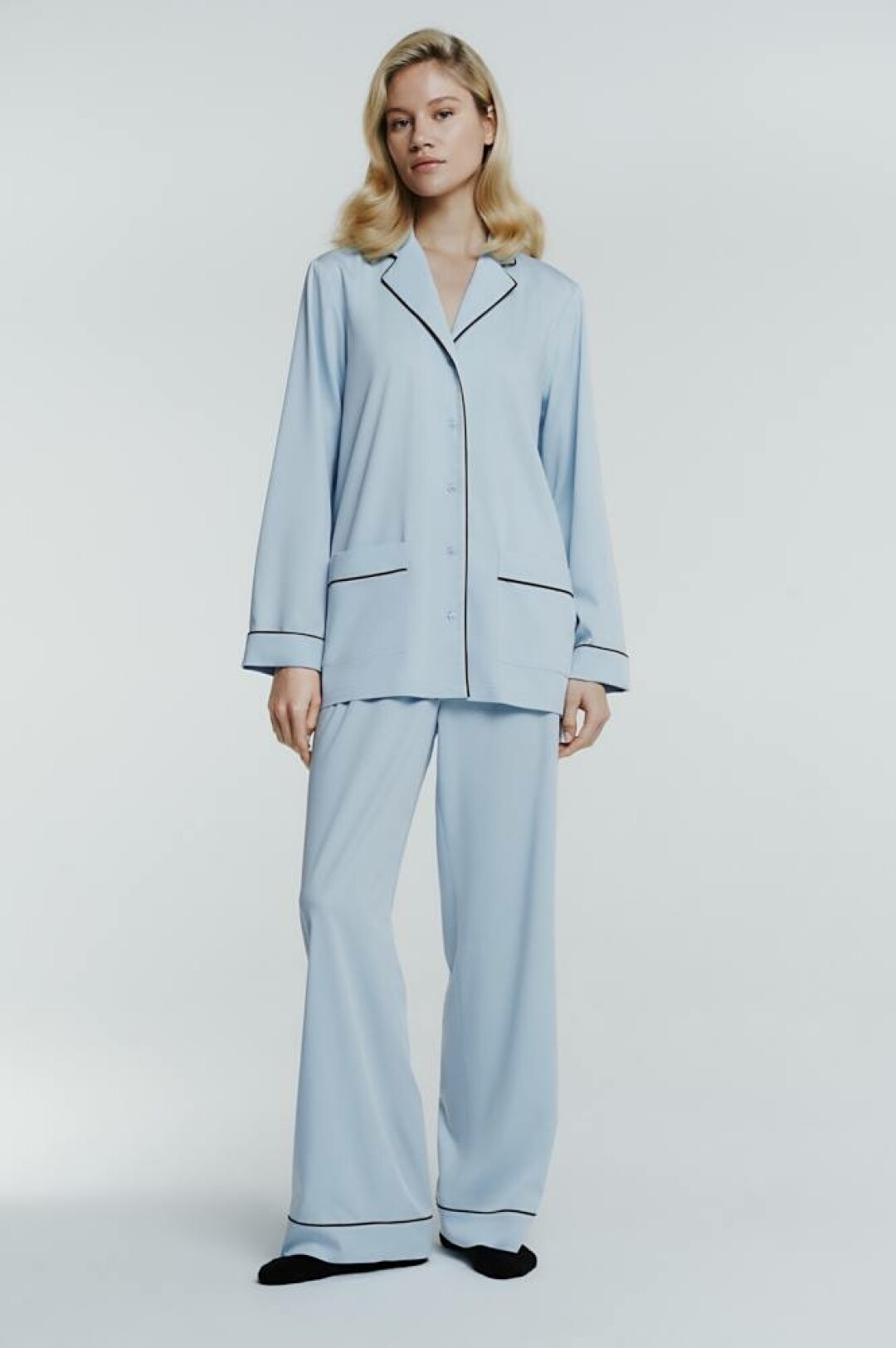 Рубашка Daisyknit, 8 890 руб., брюки Daisyknit, 9 890 руб.