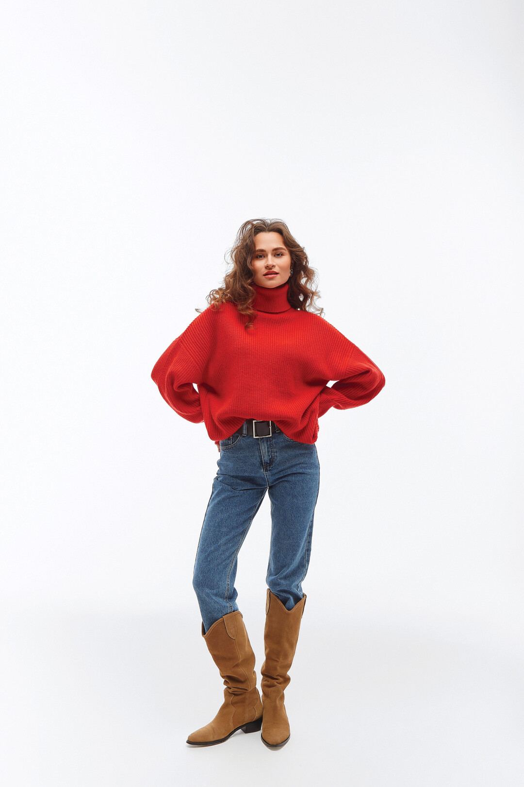 Свитер INSPIRE, джинсы MARIPROHOROVA (Icon Studio)