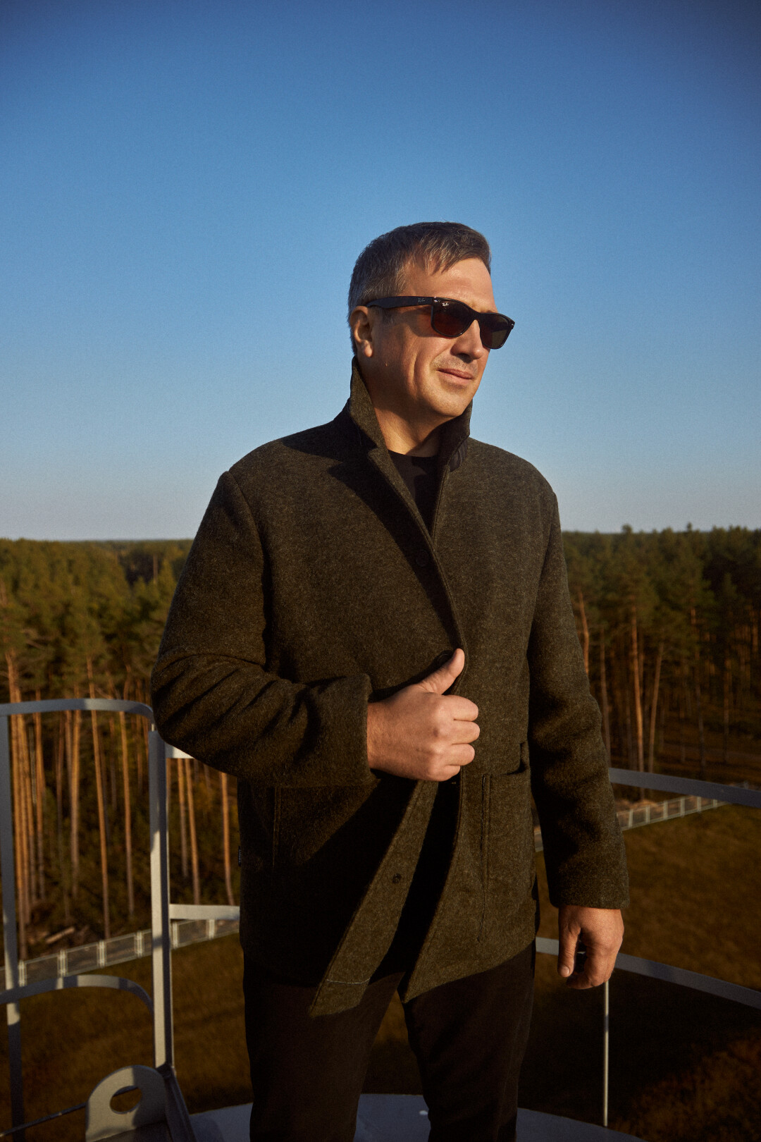 Есектегі пенистің сызбалары Мальдив аралындағы жалаңаш әйелдер