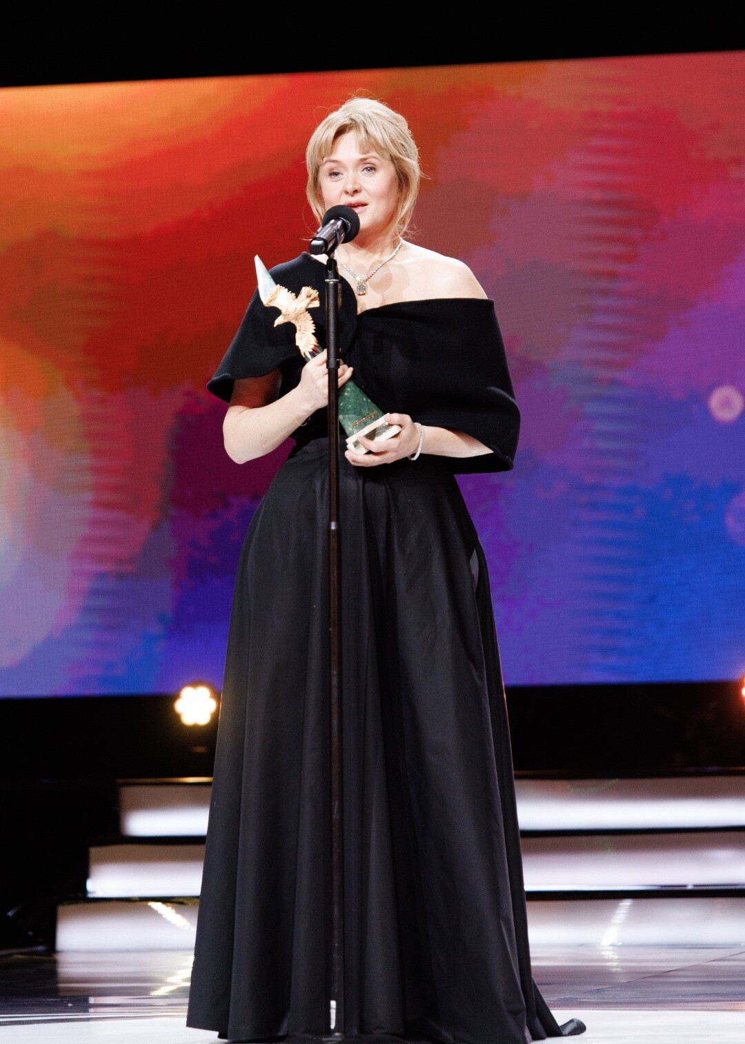 Анна Михалоква в ювелирных украшения Mercury