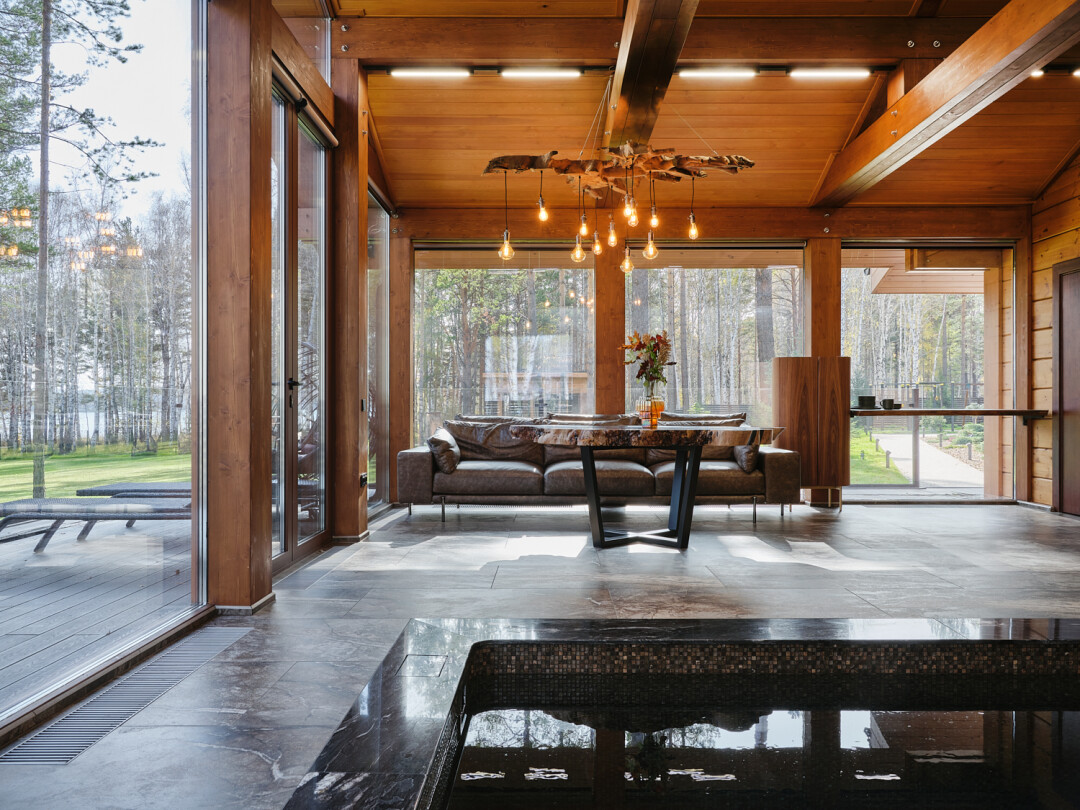 В зоне сауны с бассейном контрастность этих банных ритуалов подчеркнул диван «Санторини». Он будто высечен из гранита, но при этом, благодаря широкому