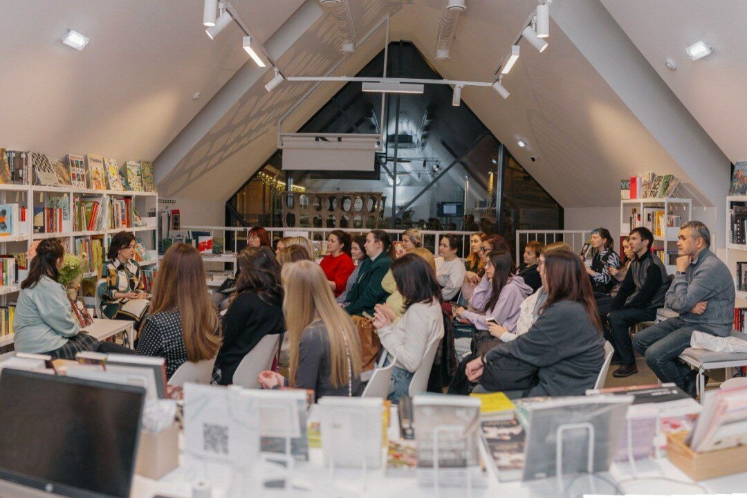 На встрече писательница поделилась подробностями работы над текстом и ответила на вопросы аудитории